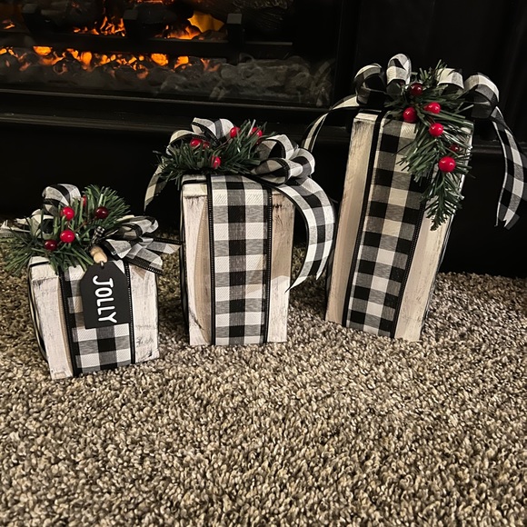 Wooden faux presents - Picture 2 of 6